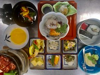 6種類の料理を絵の具皿でおだします。
煮物椀、お造り、炊き合わせ、御飯物、フルーツ