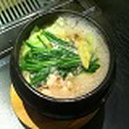 コラーゲン豊富なホルモンとたっぷりのお野菜をお鍋にしました。〆には雑炊・うどんも楽しめます。