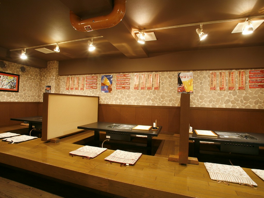 木の温もりが感じられるアットホームな店内