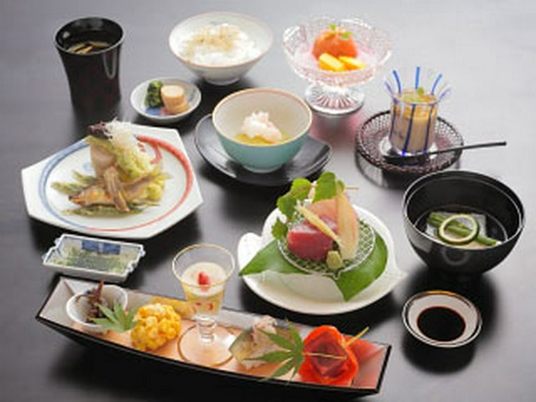 和やかな宴席を催し、季節の料理に舌鼓を打つ