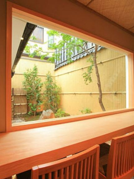 カウンター席から望む坪庭の風景。デートにぴったり