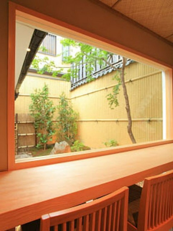 カウンター席から望む坪庭の風景。デートにぴったり