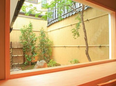 カウンター席から望む坪庭の風景。デートにぴったり
