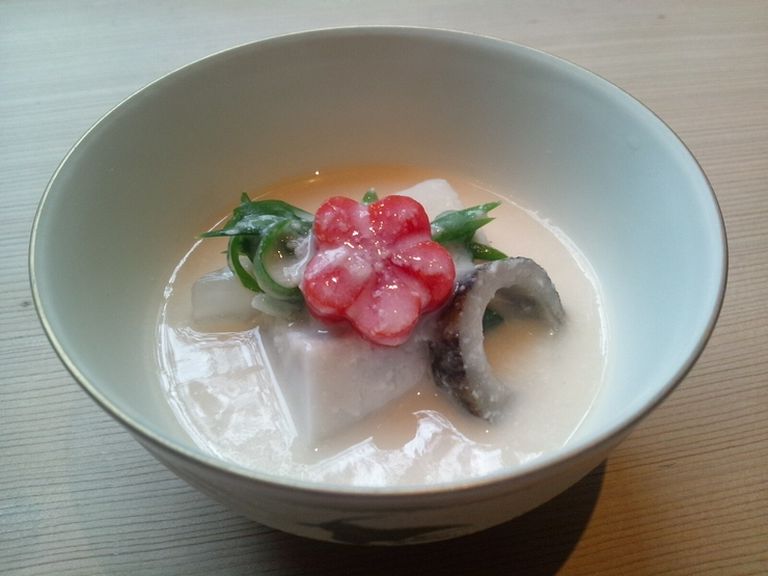 懐石コースをおいしく美しく盛り上げる、個性的で繊細な一品