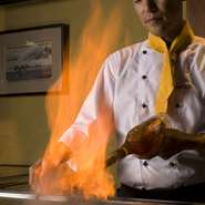 鉄板焼きステーキコーナーは本格的に目の前でシェフがステーキを焼き上げます。大きな炎があがるフランべの瞬間は迫力満点ですよ。盛り上がる事間違いナシ。
