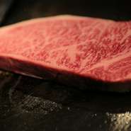 オーナー自らあらゆる和牛を食べ比べ、ついに行き着いたのが【宮崎牛】。甘み、旨味、香り、柔らかさ、後味。全てにおいて最高の完成度で、一度食べたら忘れられない感動の味です。最高峰の牛肉を是非ご賞味あれ。