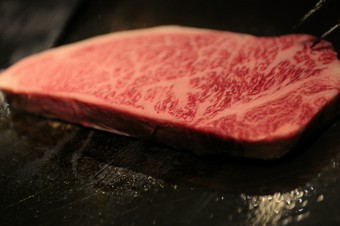 最高級Ａ-５ランク宮崎牛を使用した、当店定番メニュー『幸庵ロース』