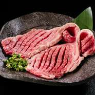鉄板で焼いたらハサミでお好きな大きさにカット。目で見て楽しい、食べて美味しい、そしてお手頃なので、特に家族連れにおすすめです。ぜひ一度お試し下さい。