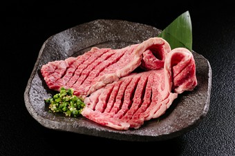 当店人気No.1メニュー！前バラのお肉を網目状にカットした『匠カットカルビ』