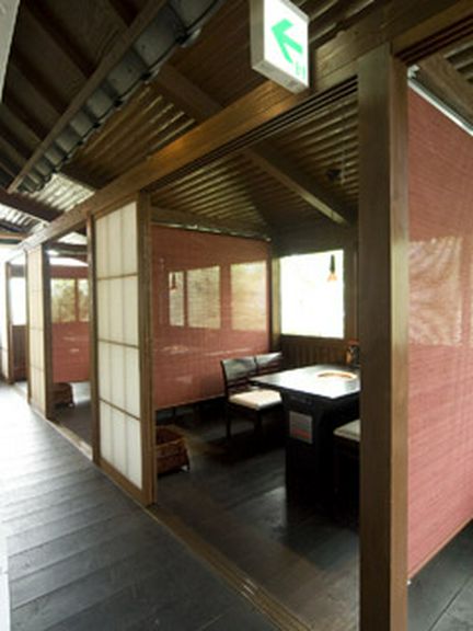 外の光が心地良いテーブル席はランチの人気席です