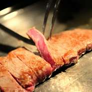 日本で有数の宮崎牛を取り扱っています。お好みの焼き加減でお焼きしますが、ミディアムレアでいただくのが一番のおすすめ。赤身と脂身のととのった、濃厚なうま味のステーキを是非お召し上がりください。