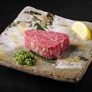 当店は「宮崎牛」専門店です。その中でもこだわりぬいたメス牛のA5ランクのものを極力仕入れるようにしています。やわらかくしっとりしていて、味わい深い宮崎牛。「鉄板焼き」や「焼肉」でお楽しみください。