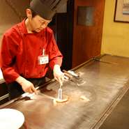 ご家族連れの方にも多く来店いただいています。お子さまには帰りがけにバルーンアートをプレゼント。細やかな気づかいで笑顔が絶えないお店づくりを心がけています。和やかな雰囲気で本格鉄板焼きをご賞味ください。