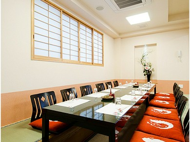 ゆっくり寛げるお部屋でお食事をどうぞ！