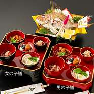 男の子膳（朱）、女の子膳（黒、内朱）を身体に優しい日本古来からの漆のお膳にてご用意いたします。