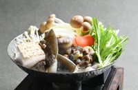 1人前のすっぽん鍋をご用意いたしました。すっぽん一匹の四分の1使用。すっぽん一匹丸鍋で3人～4人前のご用意で13000円ですのでこの機会どうぞ！売り切れの場合が御座いますので予約がおススメです。