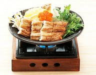 白焼きの鰻にお酒を振り地焼きで焼き上げました。すき焼き風に野菜と溶き卵で召しあがり下さい。相性抜群