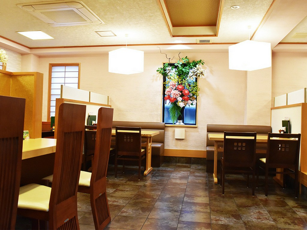 1階フロアー・カウンター・掘りの小上がり席