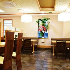 1階フロアー・カウンター・掘りの小上がり席