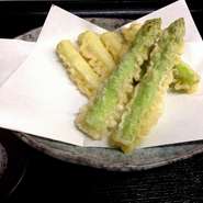 季節の一品料理、広島県三次市岡本農園より直送の甘味たっぷりのアスパラの天ぷら