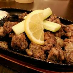 日本３大地鶏［薩摩地鶏］を炭火で丁寧にじっくりと焼き上げます