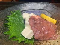 カツオ酒盗とクリームチーズの相性が抜群です。