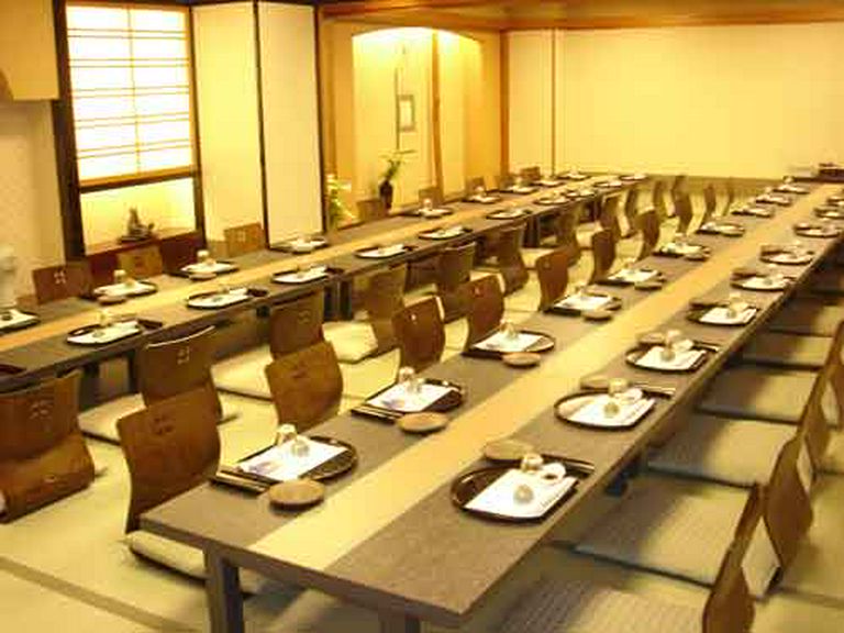最大70名まで入れる広々とした宴会場や少人数向けの座敷を完備