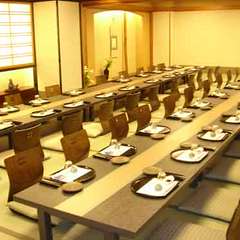 最大70名まで入れる広々とした宴会場や少人数向けの座敷を完備