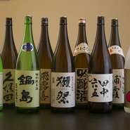 九州の地酒『鍋島』や『田中六五』をはじめ、希少な『獺祭』など様々な選りすぐりの銘酒がずらり。美味しい郷土料理を肴にお酒が止まらなくなります。仲間との宴にぜひ利用したいお店です。