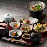 刺身・天ぷら・茶碗蒸し・蕎麦・お豆腐・小鉢・御飯・汁物・香物・甘味が付く御膳です。