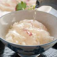鮮度抜群の鯛のお刺身を芙蓉特製の秘伝のゴマだれに、絡めて薬味と一緒にどうぞ。
