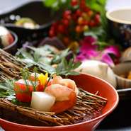四季折々の味をお楽しみ頂けます。松茸料理もお客様にご賞味頂いております。