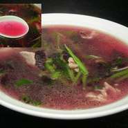 日本名を「はげいとう」又は「がんらいこう」と言い、夏場期間限定（5月～8月）で花言葉から不老不死の赤いスープです。