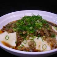 ピリ辛の肉そぼろに冷たい豆腐がおいしい一品です。暑くなるこれからの季節にどうぞ！