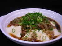 ピリ辛の肉そぼろに冷たい豆腐がおいしい一品です。暑くなるこれからの季節にどうぞ！