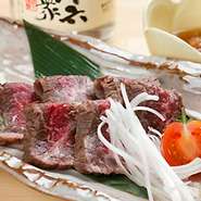 蔵王で育った新鮮な牛のもも肉を使用しています。