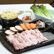 国産のブランド豚を使用しｔサムギョプサルにチム・野菜焼・キムチ・サンチュがついたボリュームのセット