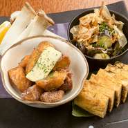 冬の前菜は、飯ダコの唐揚げ・厚焼き玉子・カブの唐揚げ・芽キャベツのスープ炊き、の4種。旬の食材でつくったあっさり味とガッツリ味が両方楽しめる一皿です。お酒と共に存分に楽しんで。