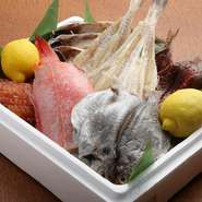 生でおいしい能登産の鮮魚は、太陽の光を浴びて熟成され、さらに旨みを増します。厳選された素材でつくられた干物を肴に、おいしいお酒を楽しんで。