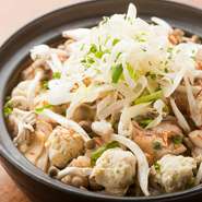 オリジナルのお酒や地酒・本格焼酎がそろっているので、お酒好きのふたりにもおすすめです。春のメニュー『春キャベツたっぷり鶏のあっさり炊き』や旬の食材を使った一品料理など、ふたりで仲良く贅沢にどうぞ。