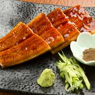 旬の味わいを堪能できるコース料理は、予算に応じて各種用意しているとか。オリジナルの焼酎や地酒も充実の品ぞろえ。おもてなしのお席にもぴったりです。