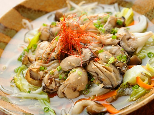 旬の魚介メニューが豊富。酒蒸しにしてポン酢であっさりと