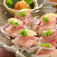 リブロースの部位の中で脂ののった良質なリブのみ使用、さっと火で炙って食す自慢の一皿。口の中でとろける和牛は一度食べていただきたい味です。当店自慢の味わいをぜひご堪能ください。