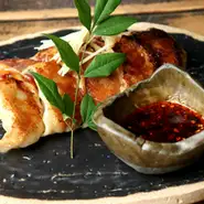 こちらも名物！生姜＆肉汁たっぷりコリコリ軟骨入り焼き餃子！ 生姜甘酢黒胡椒ダレで召し上がれ