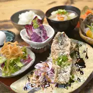 高知産「かおり生姜」を使った選べるメーンと生姜惣菜！旬のお野菜を中心に生姜ふんだんに使用した生姜惣菜とメーンのおかずをお楽しみください！先ずは店内黒板をチェックです！