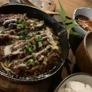 新百合ヶ丘名物！？豚バラ軟骨トロトロ焼き！
名物とんきこ生姜ガーリック焼き＋選べるお惣菜１品のお得なランチセット！