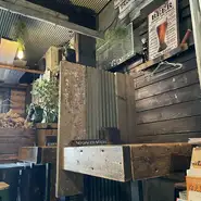 ウッディ＆インダストリアルな店内!少しアメリカンな雰囲気!雰囲気を損なわずお洒落なパーティション設置♪
