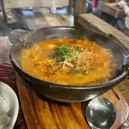 女性にオススメの『日替わり鮮魚のお刺身サラダ』。仕入れ先のリストから選んで発注したり、自ら見て選んだ食材を使ったりするので、日によって内容は異なります。旬の食材は栄養価が高く、身体にもうれしい効果が。