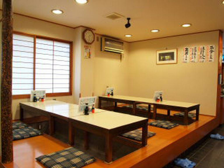 【掘りごたつテーブル】　8人掛けの小上りです。ご年配にも安心