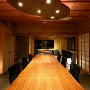 蓮はすべてテーブル席のご案内です。3名様からの個室と最大30名収容できるテーブル席を設えています